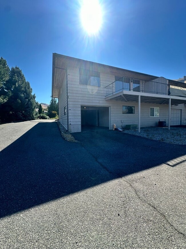 Building Photo - 1826 Rocklund Dr