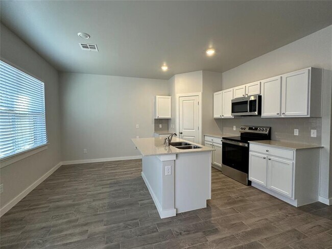 Foto del edificio - 17030 Oak Dr