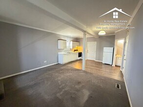 Building Photo - 808 Center St