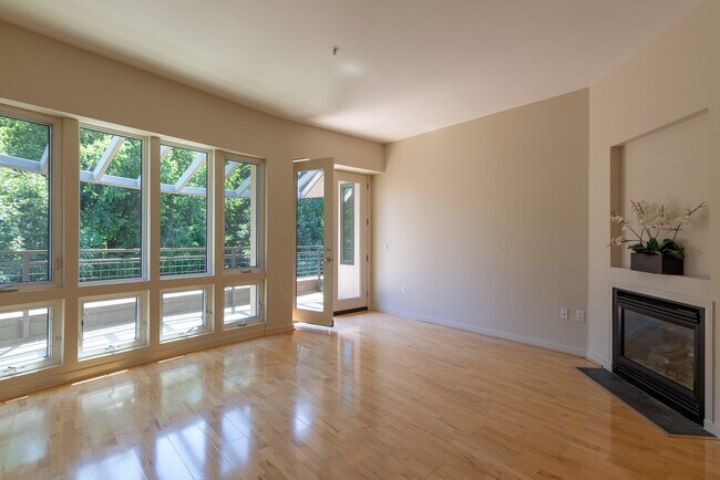 Building Photo - NO PARKING/2+ bed/2 bath top floor condo w...