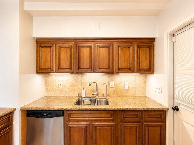 Foto del edificio - Bright, Updated Bungalow with 250 SF Bonus Sunroom