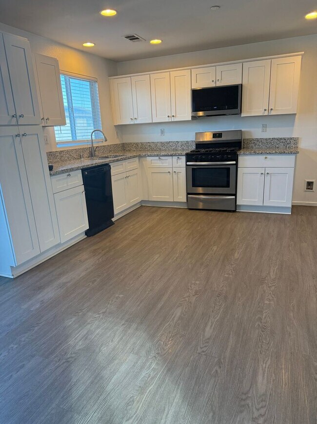 Foto del edificio - MOVE-IN -READY