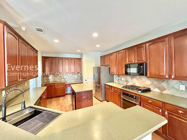 Foto del edificio - 5 Bed/3.5 Bath Home with Fenced Yard & Garage / Pet-Friendly / Vouchers Accepted