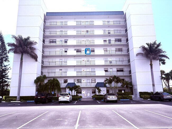 Building Photo - 5151 N Hwy A1A