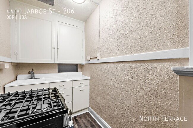 Building Photo - Cute, Spacious Studio Close to the Plaza