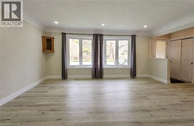 Photo du bâtiment - 208 Montgomery Rd