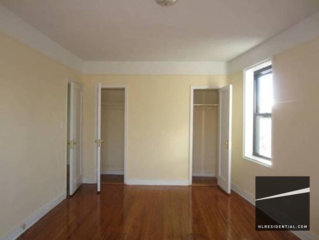 Foto del edificio - 8449 Elmhurst Ave