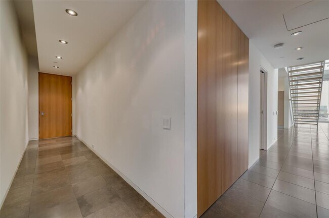 Foto del edificio - 2430 Victory Park Ln