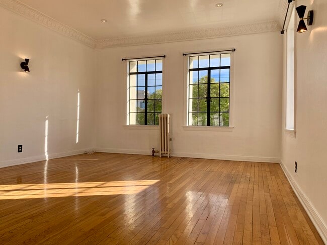 Foto del edificio - 364 S Cloverdale Ave