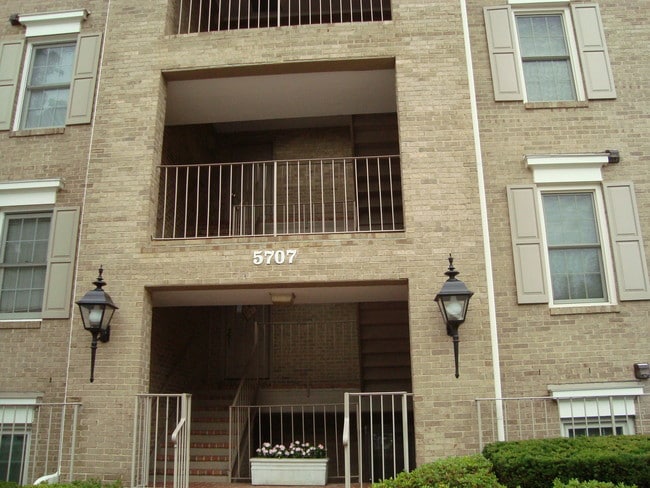 Front Building - 5707 Brewer House Cir