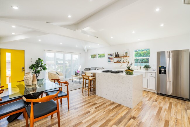 Sala de estar/Cocina/Comedor - 12111 Alberta Dr