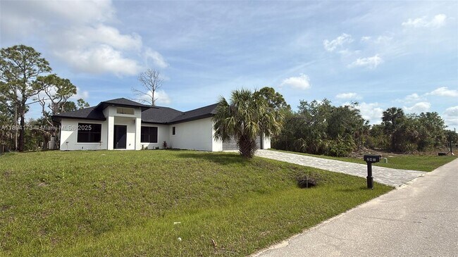 Building Photo - 241 Pembroke Dr