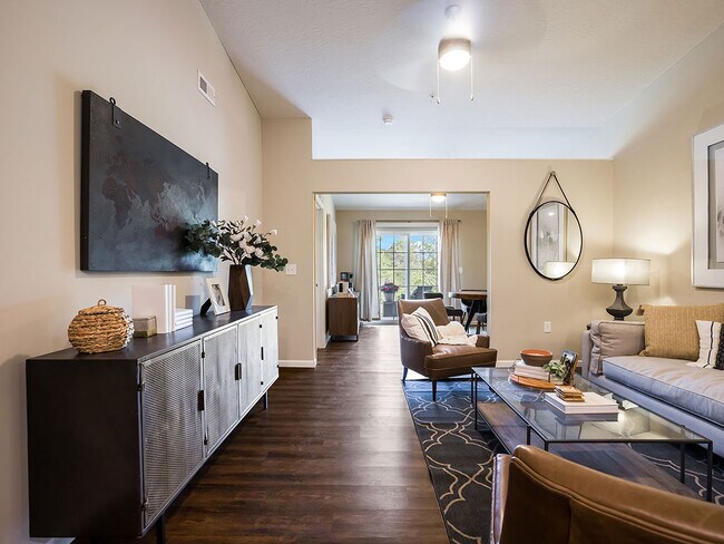 Hermosos planos de planta abiertos con espacio para el entretenimiento - Redwood Louisville Bardstown Bluff Road