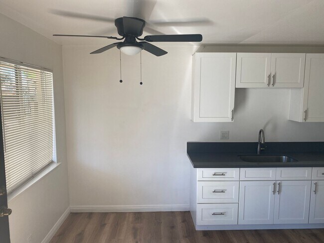 Foto del edificio - 1025-1027 E Deodar St