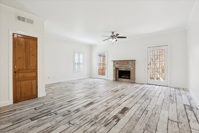 Building Photo - 854 Augusta Dr