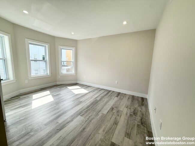 Building Photo - 10 Cawfield St
