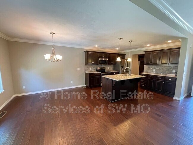Building Photo - 113 N Glengary Dr