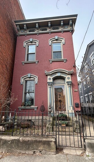 Building Photo - 833 Main St