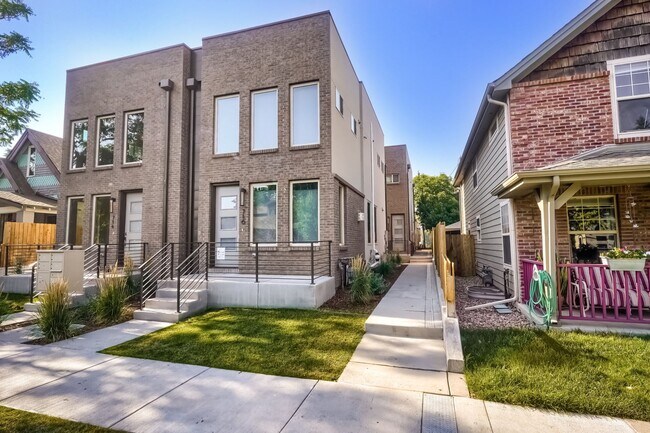 Building Photo - 3 bedroom / 3.5 bath Townhome + 2 Large Flex Spaces & Spacious Roof Top Deck!