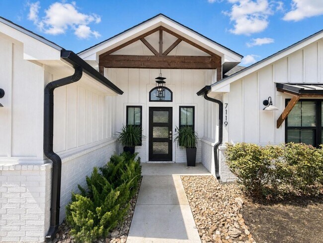 Building Photo - Modern 3 Bed / 2 Bath Home with Central Air & Updated Appliances in West Temple