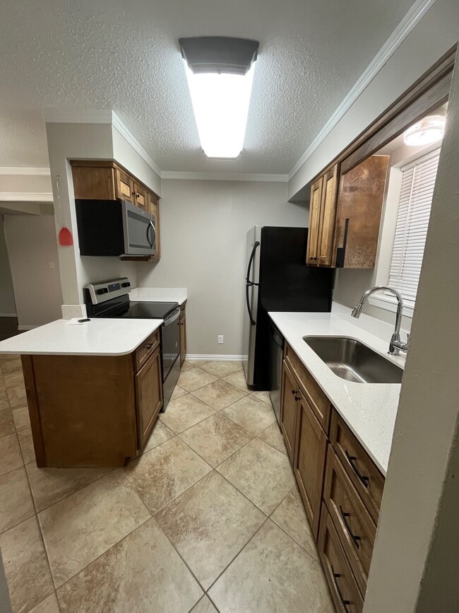 Building Photo - 228 E Circle Dr