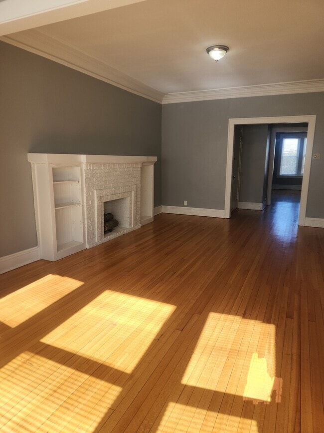 Building Photo - 3042 W Leland Ave