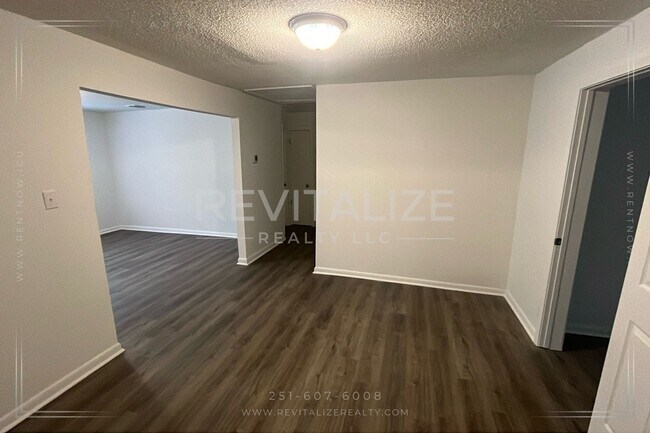 Building Photo - Beautiful Renovated 4 Bedroom/1 Bathroom H...