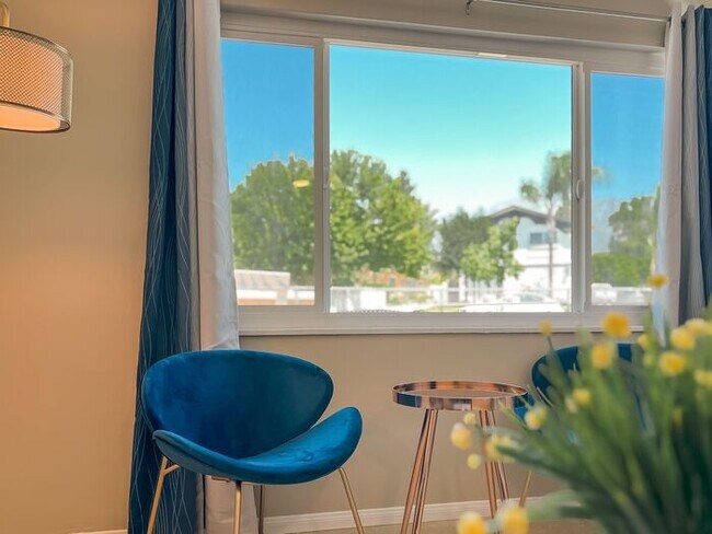 Foto del edificio - Modern Retreat with Spacious Yard & Cozy Interiors