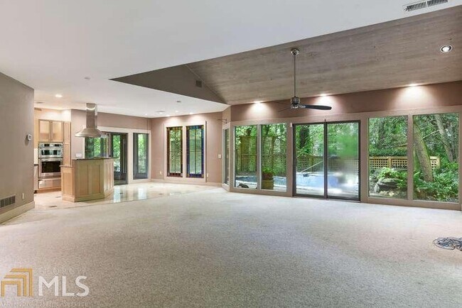 Foto del edificio - 4936 Powers Ferry Rd NW