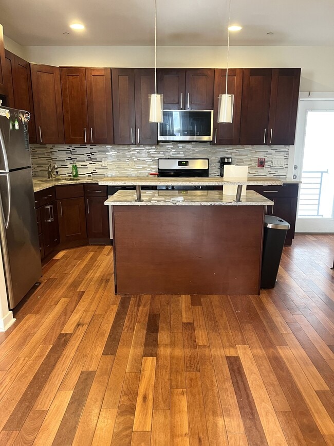 Building Photo - 1829 Vineyard St