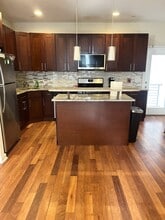 Building Photo - 1829 Vineyard St