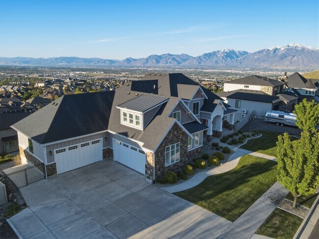 Foto del edificio - Luxurious Herriman 6 Bed with Indoor Court, Theater & Stunning Views!!!