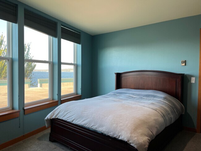 Master BR - 2920 Alki Ave SW