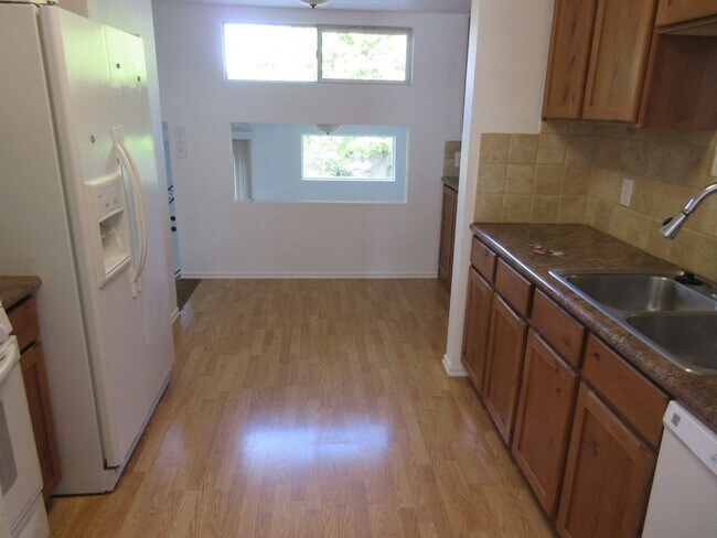 Foto del edificio - 3 bed - 2 bath Single Family Home in the H...