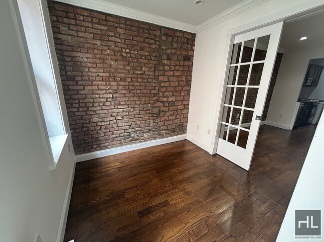Building Photo - Mott Street