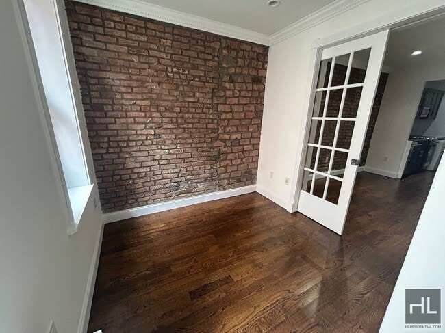 Building Photo - Mott Street