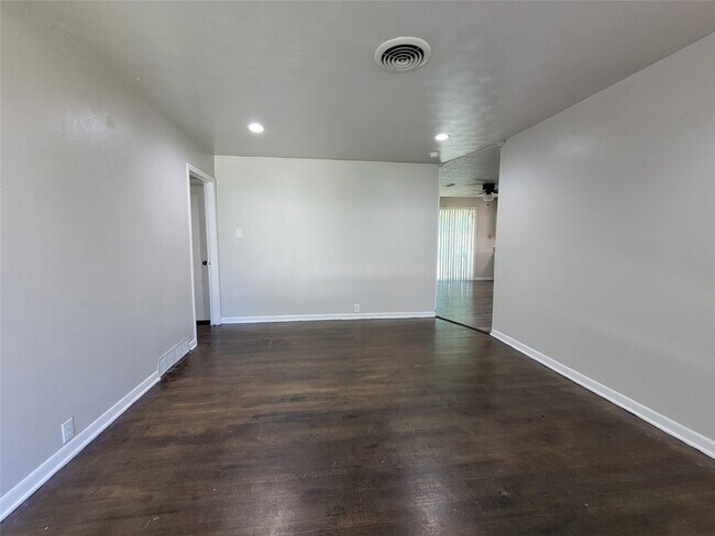 Foto del edificio - 1220 Lewis Dr