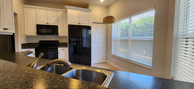 Building Photo - 2073 Cove Ln
