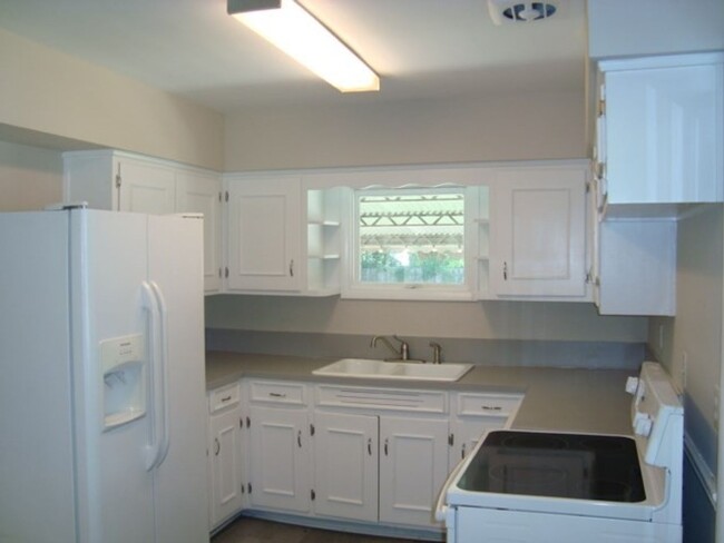 Building Photo - Rent Ready!