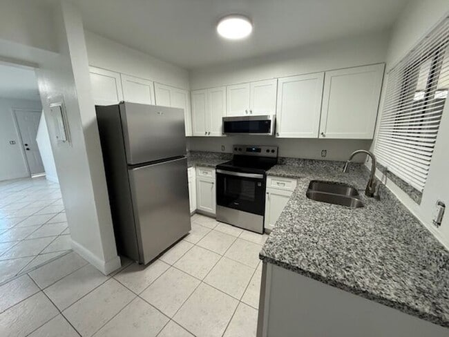 Photo - 2/1.5 Winter Springs Townhome with screened patio