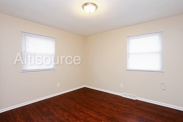 Building Photo - 916 W 68th Pl