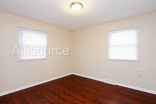 Foto del edificio - 916 W 68th Pl