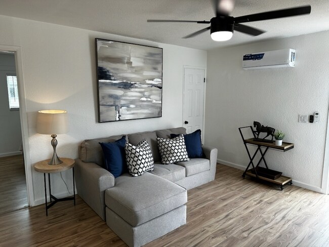 Foto del edificio - 1317 E 8th St