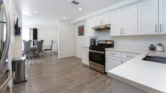 Foto del edificio - 7625 Reseda Blvd