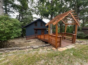 Building Photo - 8665 White Oak Dr