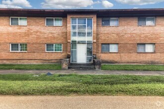 Building Photo - 8001 E Loop