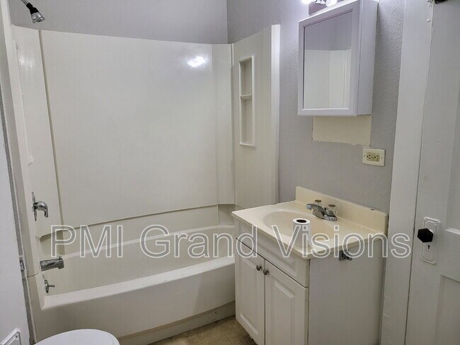 Foto del edificio - 750 W Cushing St