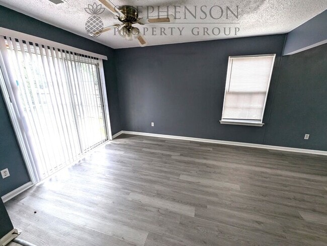 Building Photo - 3 bed 2 bath LVP Floors
