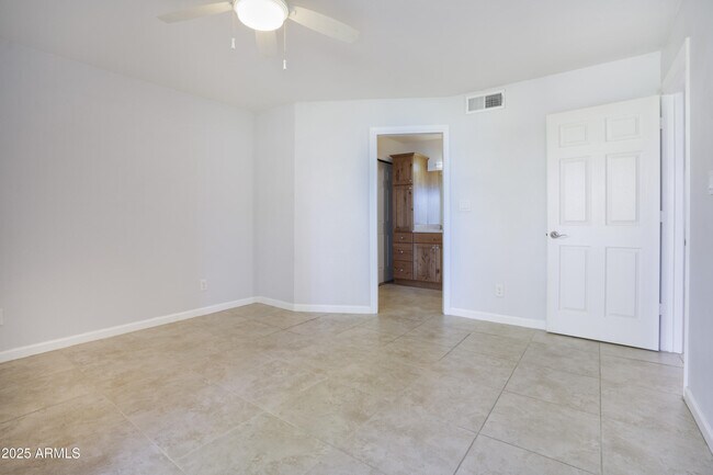 Foto del edificio - 9355 N 91st St