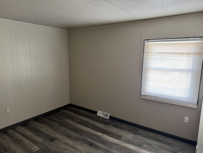 Building Photo - 1225 13th St SE